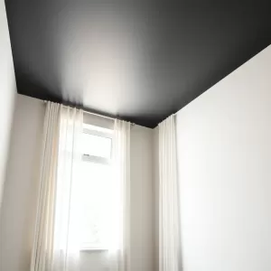 Ciemny sufit w małym pomieszczeniu