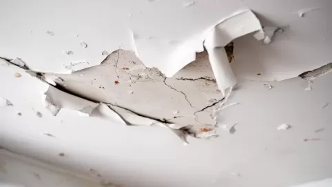 Co zrobić gdy odpada farba z sufitu