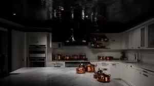 Czarny sufit w kuchni