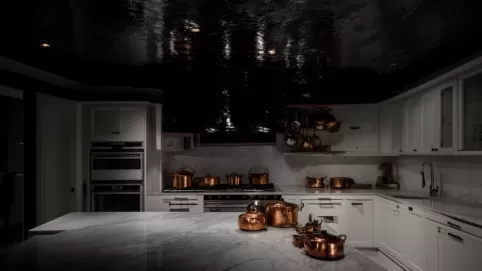 Czarny sufit w kuchni