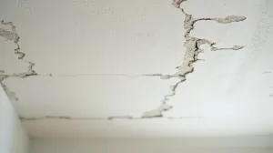 Farba strukturalna na nierówny sufit