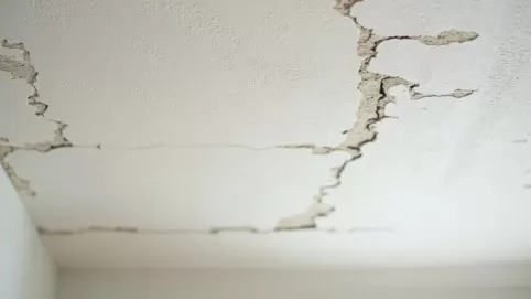 Farba strukturalna na nierówny sufit