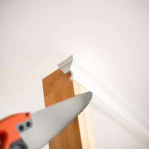 Jak dociąć listwy sufitowe w narożnikach wewnętrznych