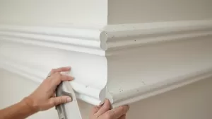 Jak dociąć listwy sufitowe w narożnikach zewnętrznych