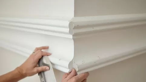 Jak dociąć listwy sufitowe w narożnikach zewnętrznych