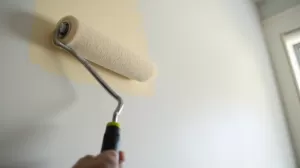 Jak malować sufit wałkiem bez smug