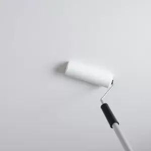 Jak malować wałkiem sufit