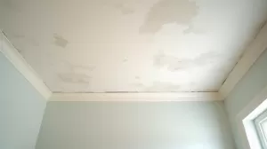 Jak usunąć starą farbę z sufitu