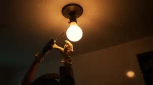 Jak wymienić żarówkę w lampie sufitowej