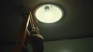Jak wymienić żarówkę w tubie sufitowej