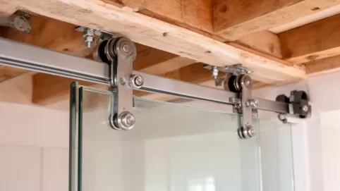 Jak zamontować drzwi przesuwne do sufitu