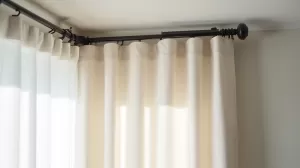 Jak zamontować karnisz sufitowy