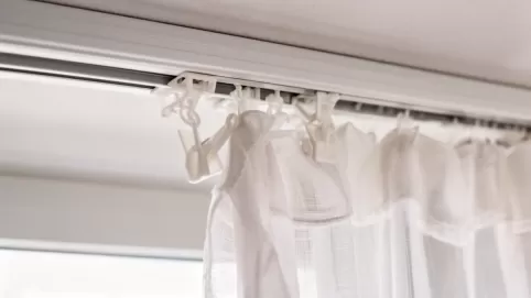 Jak zdjąć żabki z szyny sufitowej