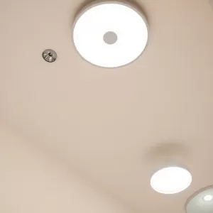 Jakie oświetlenie do łazienki na sufit