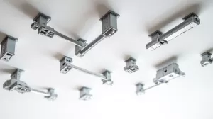 Jakie wieszaki do sufitu podwieszanego