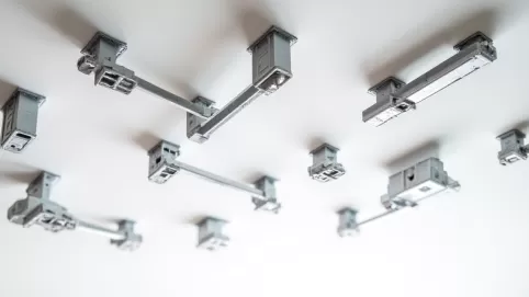 Jakie wieszaki do sufitu podwieszanego