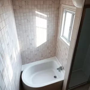 Łazienka płytki do sufitu czy nie