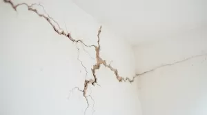 Pęknięcia na łączeniu sufitu i ściany