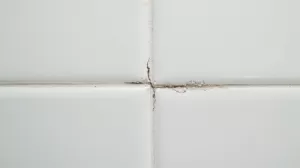 Szczelina między płytkami a sufitem