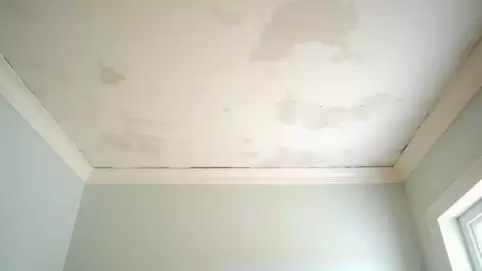 Jak usunąć starą farbę z sufitu