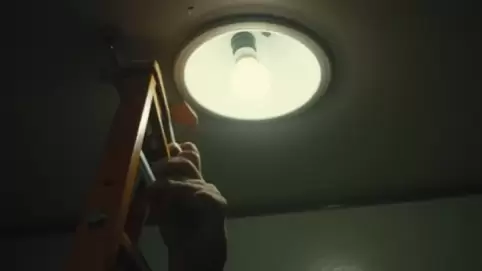 Jak wymienić żarówkę w tubie sufitowej